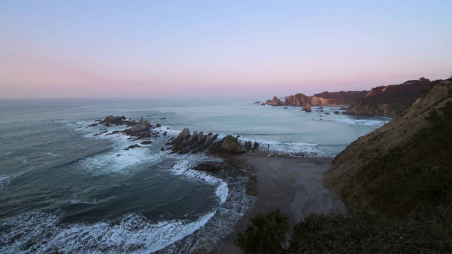 拉盖鲁阿海滩，日落时分的岩石海岸。视频素材