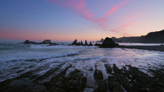 拉盖鲁阿海滩，日出时的岩石海岸。视频素材