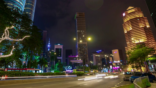 夜幕照亮吉隆坡市中心交通街道全景，4k时间间隔马来西亚视频素材