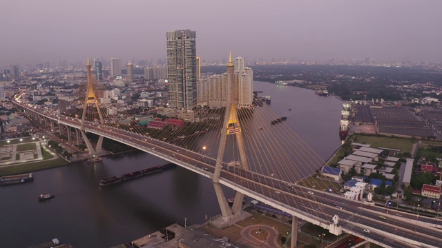 泰国曼谷横跨湄南河的普密蓬悬索桥鸟瞰图视频素材