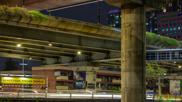 夜晚照亮吉隆坡城市交通街道路口全景4k时间间隔马来西亚视频素材