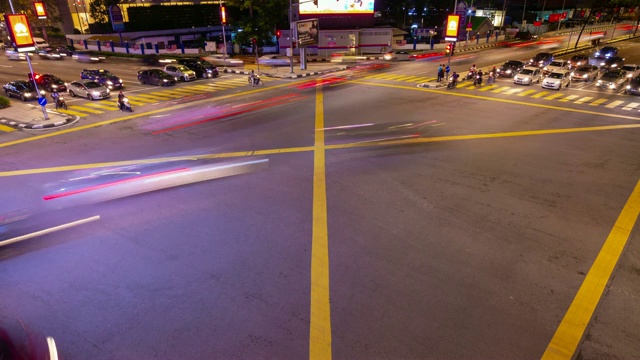 夜色照亮吉隆坡市中心交通街道十字路口全景，4k时间间隔马来西亚视频素材