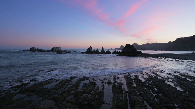 拉盖鲁阿海滩，日出时的岩石海岸。视频素材