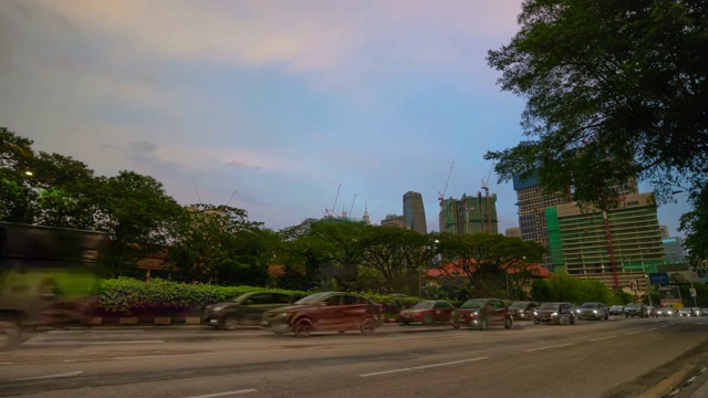 日落天空吉隆坡城市交通街道全景4k时间间隔马来西亚视频素材