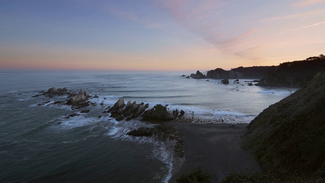 拉盖鲁阿海滩，日出时的岩石海岸。视频素材