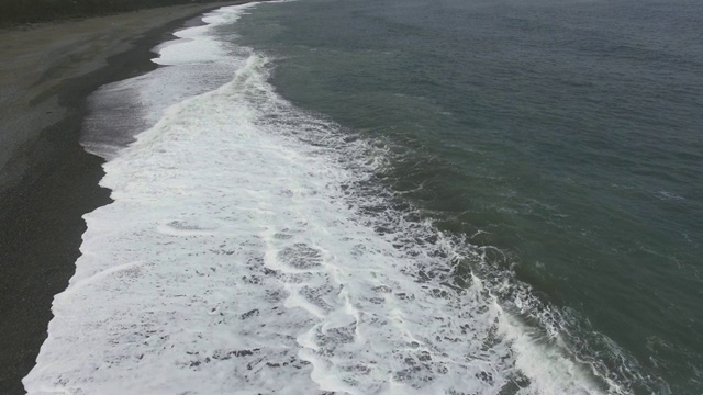 鸟瞰图海滩和海浪视频素材