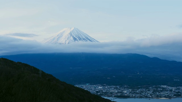 富士山山顶的时间流逝，浮云飘过视频素材