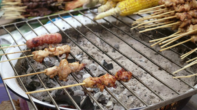 近手烤猪肉/牛肉烧烤，泰国街头食物，曼谷，泰国视频素材