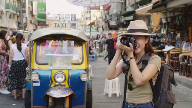 亚洲旅行者/游客在泰国曼谷Khao San路步行街散步和旅游拍照视频素材