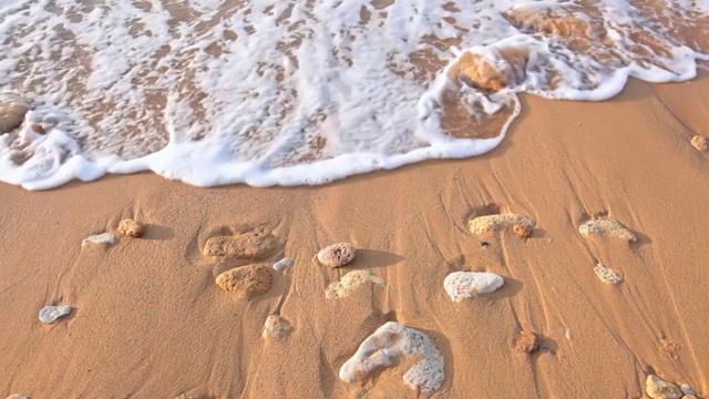 清晨，沙滩上的破浪。近距离视频素材