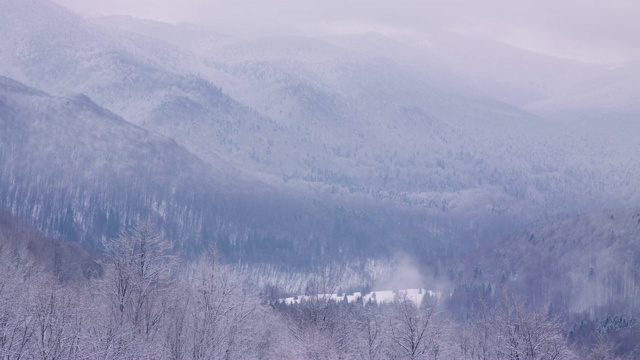 冬季仙境。的雪山风景视频素材