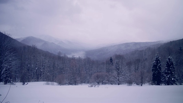 冬季仙境。的雪山风景视频素材