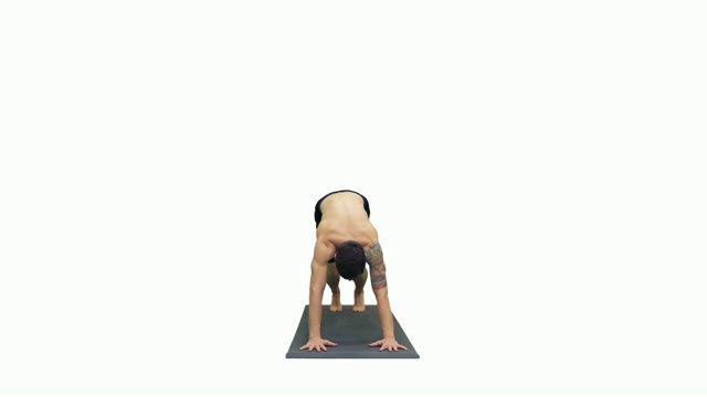 瑜伽大师正在做瑜伽练习，面向下狗式，adho mukha svanasana (surya, namaskar pose)在白色背景视频素材