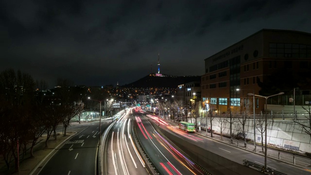 夜景道路上的交通和遥远的北首尔塔(旅游景点)在梨泰院地区，首尔视频素材