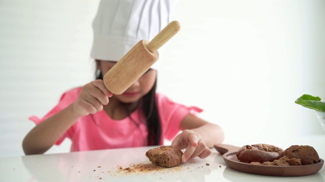 小女孩在烤饼干视频素材