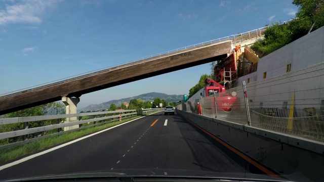 开车通过道路工程，汽车旅行，在瑞士自驾游视频素材