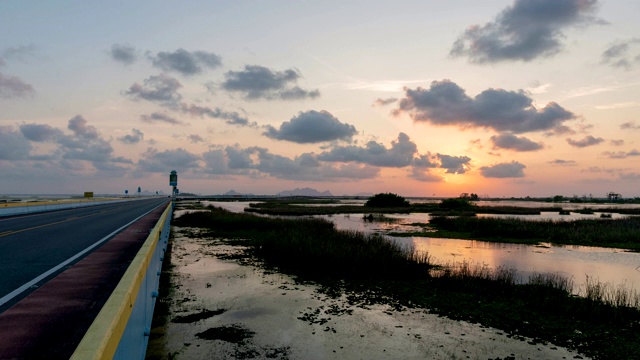 时间流逝日出或日落美丽的流云在天空视频素材