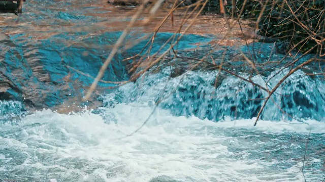 白山溪水下落视频素材