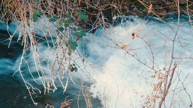 白山溪水下落视频素材