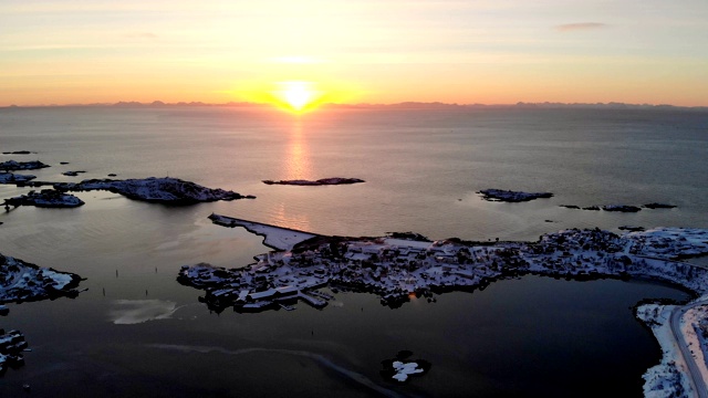 冬季罗浮敦岛地平线上的日出鸟瞰图视频素材