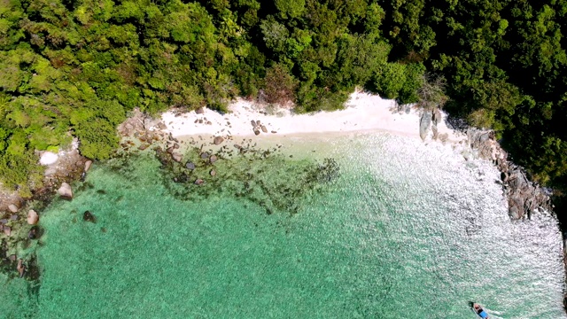 鸟瞰翡翠湾与森林岛上的热带海洋视频素材