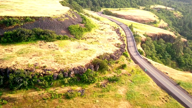 鸟瞰图的罗威纳山脊蜿蜒的道路在俄勒冈州视频素材