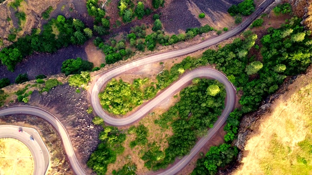 鸟瞰图的罗威纳山脊蜿蜒的道路在俄勒冈州视频素材