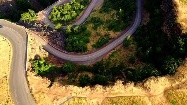 鸟瞰图的罗威纳山脊蜿蜒的道路在俄勒冈州视频素材