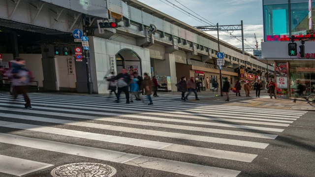 4K时间推移-放大人群过斑马线在商店前附近的美代子市场地区-日本上野东京视频素材