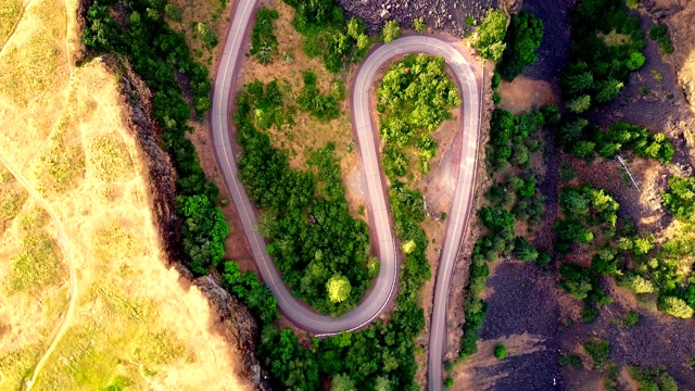 鸟瞰图的罗威纳山脊蜿蜒的道路在俄勒冈州视频素材