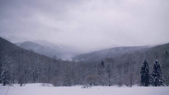 冬季仙境。的雪山风景视频素材