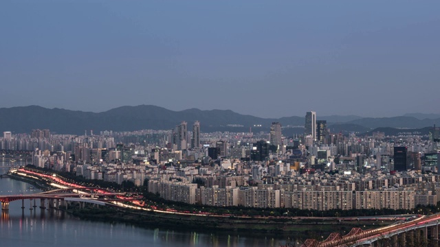 日落的交通上的奥林匹克公路和城市建筑在江南区，首尔视频素材