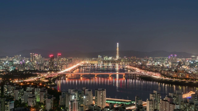 白天和夜景的Seongsudaegyo桥和遥远的乐天世界大厦(韩国最高的建筑)在首尔视频素材