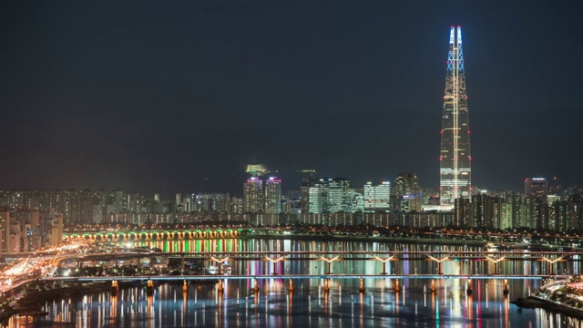 汉江大桥和乐天世界大厦(韩国最高的建筑)上的交通夜景视频素材