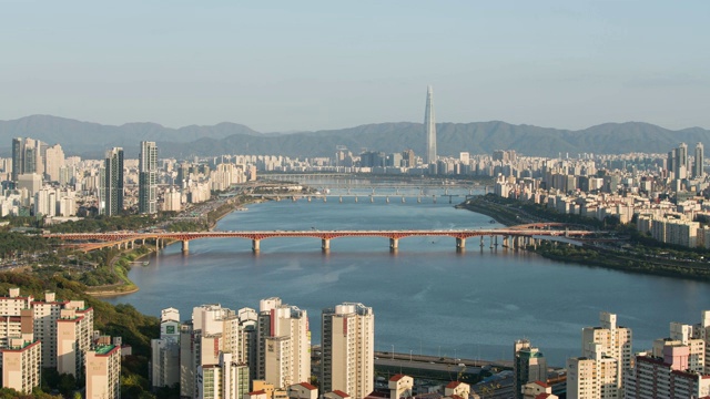 乐天世界大厦(韩国最高的建筑)的夜景和汉江附近的道路上的交通视频素材