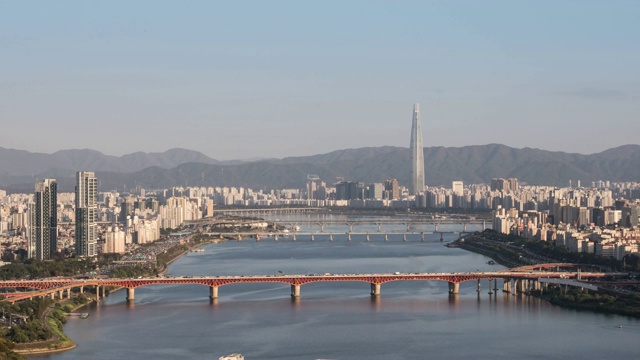 白天和夜景的Seongsudaegyo桥和遥远的乐天世界大厦(韩国最高的建筑)在首尔视频素材