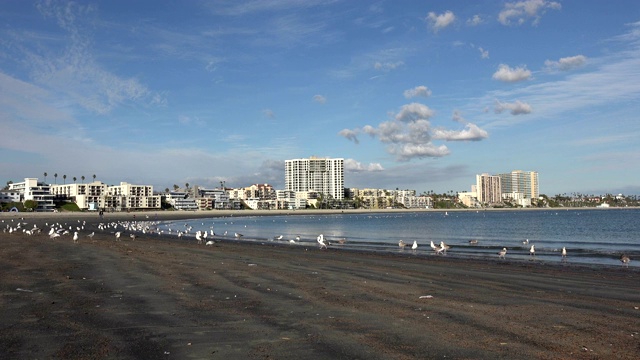 近海石油钻探岛附近受污染的海岸线视频素材