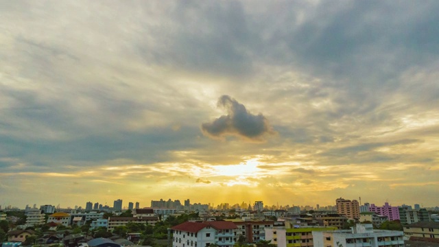 白天到夜晚的延时云天空景观。视频素材