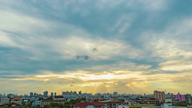 白天到夜晚的延时云天空景观。视频素材