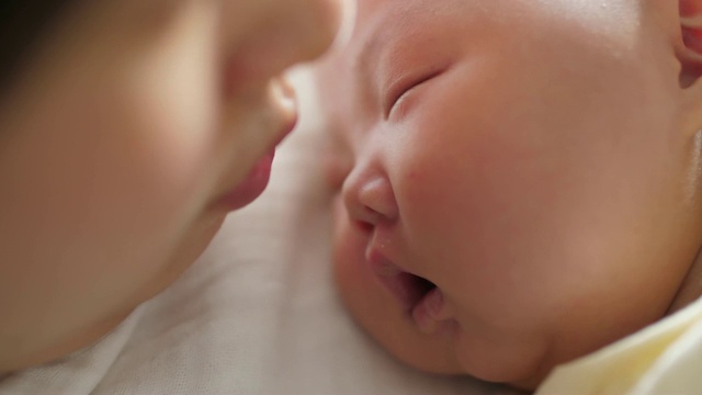 母亲抱着新生婴儿视频素材