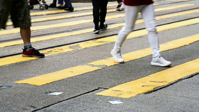 行人在香港过马路视频素材