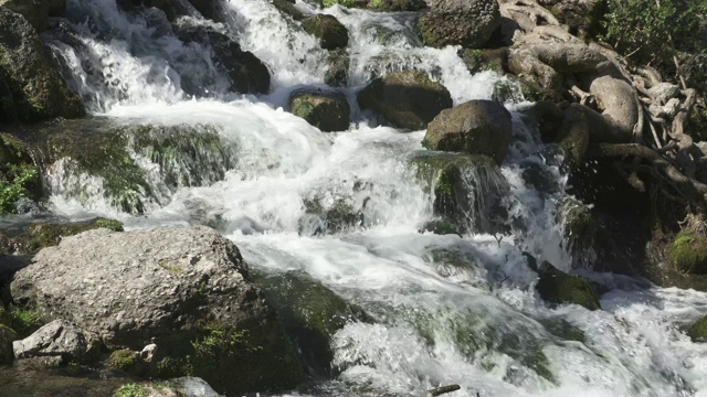 像瀑布一样湍急的山河视频素材