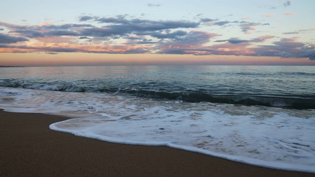 美丽的日落与海浪在地中海。视频素材