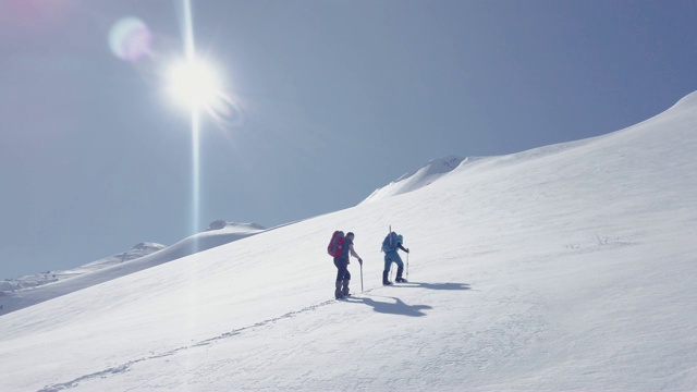 登山队正在攀登高海拔的山峰视频素材