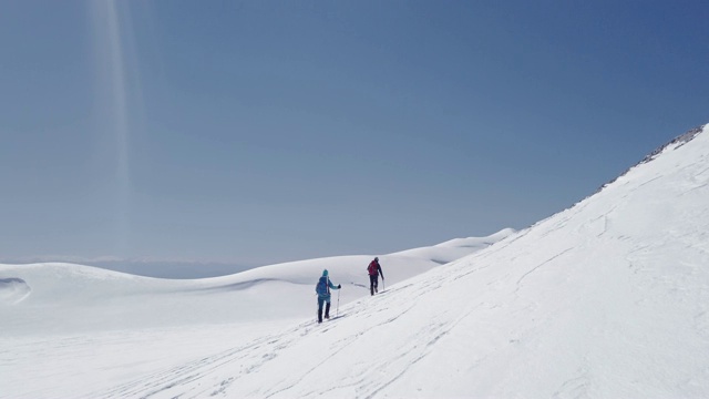 登山队正在攀登高海拔的山峰视频素材