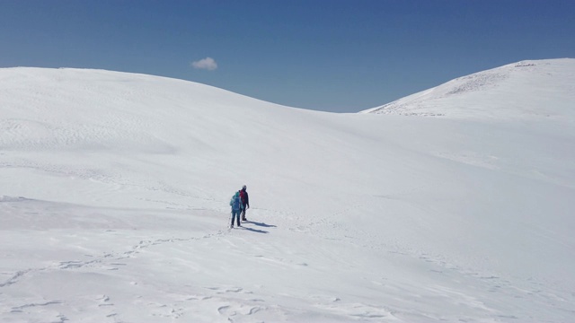 登山队正在攀登高海拔的山峰视频素材