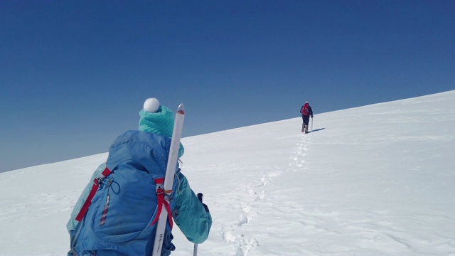 登山队正在攀登高海拔的山峰视频素材