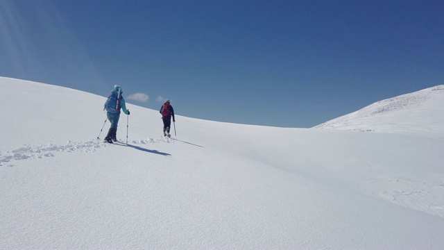 登山队正在攀登高海拔的山峰视频素材