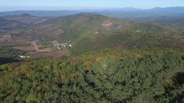 山谷在清晨鸟瞰图。射杀。无人机鸟瞰图飞行在山谷与松树林的山脉视频素材