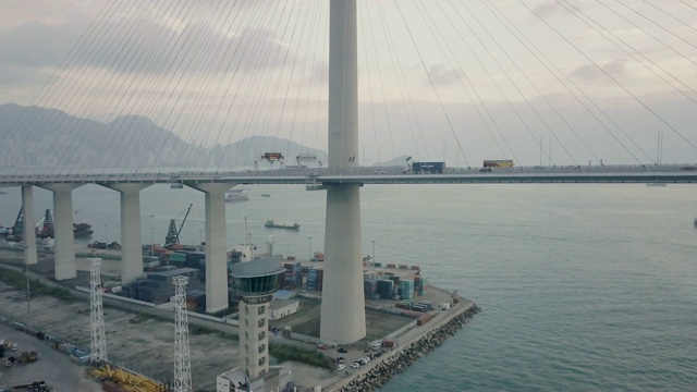 香港的桥梁和香港的集装箱码头视频素材